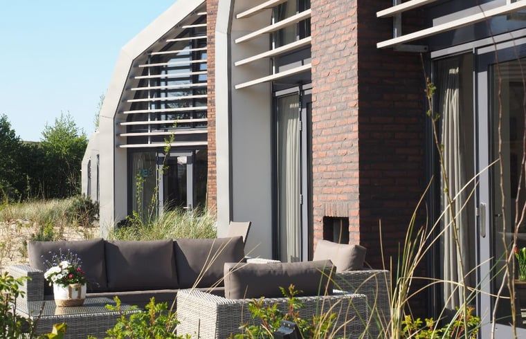 Buitenzitje op terras van Huisje in Egmond aan den Hoef, vakantiehuis aan de Noordzeekust.