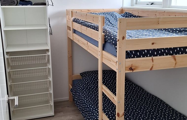 Stapelbed in kindvriendelijke kamer van Vakantiehuisje in Egmond aan den Hoef, Noordzeekust.
