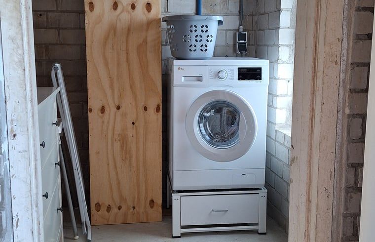 Praktische wasruimte in Vakantiehuisje in Egmond aan den Hoef met moderne wasmachine, Noord-Holland.