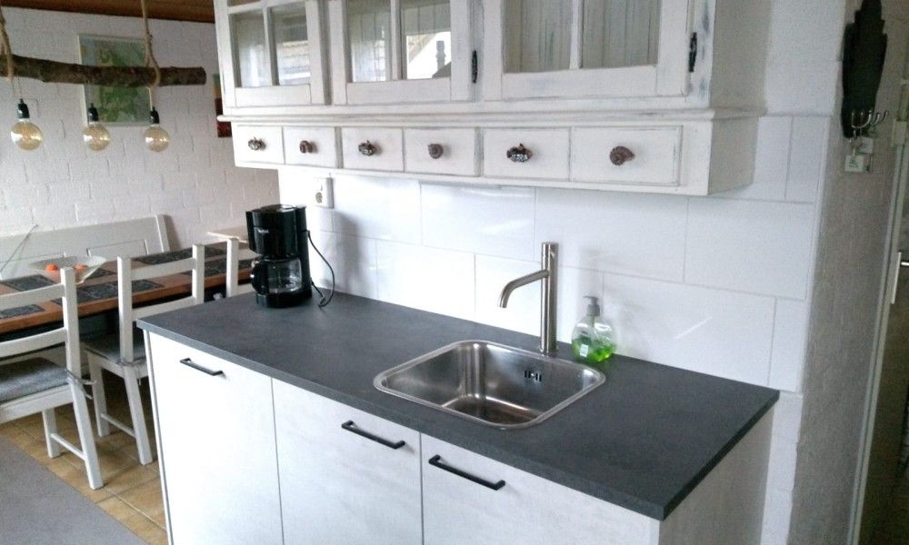 Keuken van vakantiehuis Rekere 111 in Schoorldam, Noordzeekust, Noord-Holland met moderne voorzieningen en landelijke stijl.