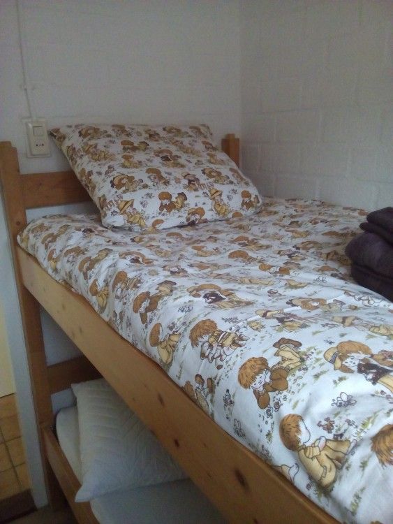 Slaapkamer met stapelbed in vakantiehuis Rekere 111, Schoorldam, Noordzeekust, Noord-Holland voor een knusse overnachting.
