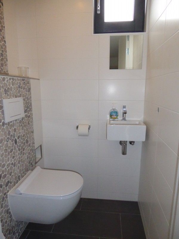 Moderne badkamer met toilet in Sandepark 29 vakantiehuis, Groote Keeten, Noordzeekust, Noord-Holland.