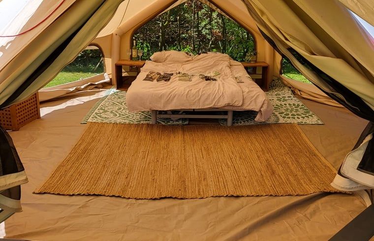 Comfortabele slaapkamer in de tent van Huisje in Schagerbrug, Noordzeekust, voor een ontspannen verblijf in Noord-Holland.