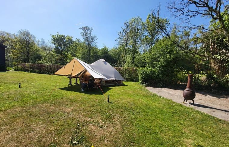 Omringd door natuur, de tent van Huisje in Schagerbrug biedt rust en privacy aan de Noordzeekust van Noord-Holland.