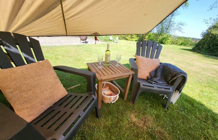 Ontspan op het terras van Huisje in Schagerbrug, Schagerbrug, met comfortabele stoelen en uitzicht op de groene omgeving.