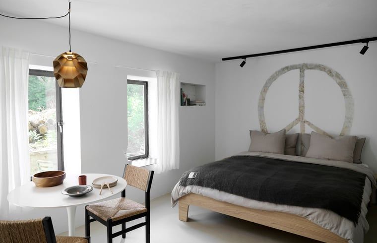 Gezellige slaapkamer in Vakantiehuisje in Schagerbrug, Noordzeekust, Noord-Holland met modern interieur en rustgevende sfeer.