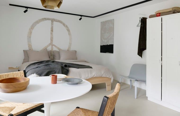 Stijlvolle binnenruimte van Vakantiehuisje in Schagerbrug, Noordzeekust, Noord-Holland met comfortabele eethoek.