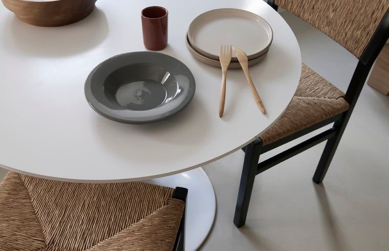 Close-up van eettafel in Vakantiehuisje in Schagerbrug, Noordzeekust, Noord-Holland met stijlvolle serviesopstelling.