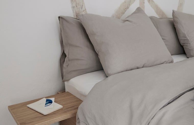 Comfortabele slaapkamer in Vakantiehuisje in Schagerbrug, Noordzeekust, Noord-Holland met zachte kussens en dekens.