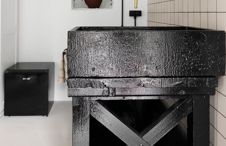 Unieke wastafel in Vakantiehuisje in Schagerbrug, Noordzeekust, Noord-Holland met industrieel design.