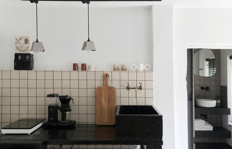 Keuken in Vakantiehuisje in Schagerbrug, Noordzeekust, Noord-Holland met moderne apparatuur en stijlvolle inrichting.