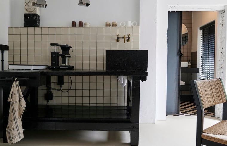 Keuken en badkamer in Vakantiehuisje in Schagerbrug, Noordzeekust, Noord-Holland met moderne inrichting.