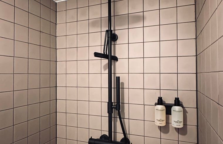 Badkamerproducten in Vakantiehuisje in Schagerbrug, Noordzeekust, Noord-Holland met luxe uitstraling.