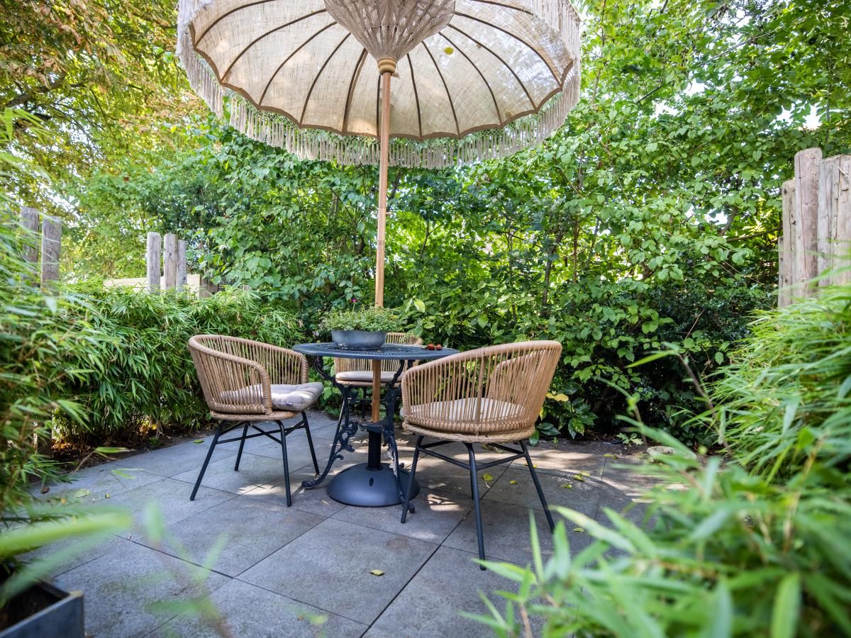 Geniet van het terras bij De Egelhut, een vakantiehuis in Bergen aan de Noordzeekust, omringd door weelderige natuur en rust.