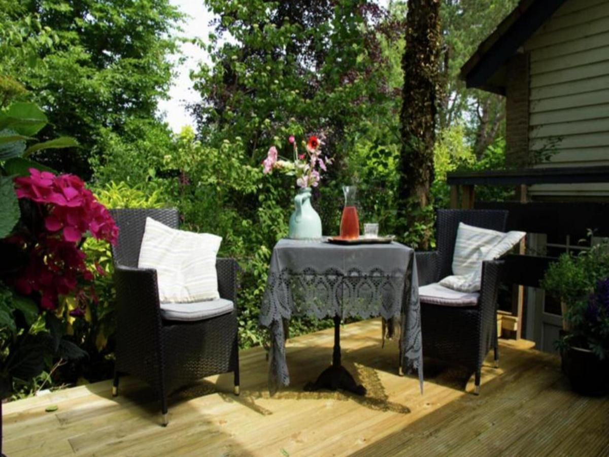 Gezellige binnenruimte van De Egelhut in Bergen, Noordzeekust. Vakantiehuis met sfeervolle eethoek en moderne keuken in Noord-Holland.