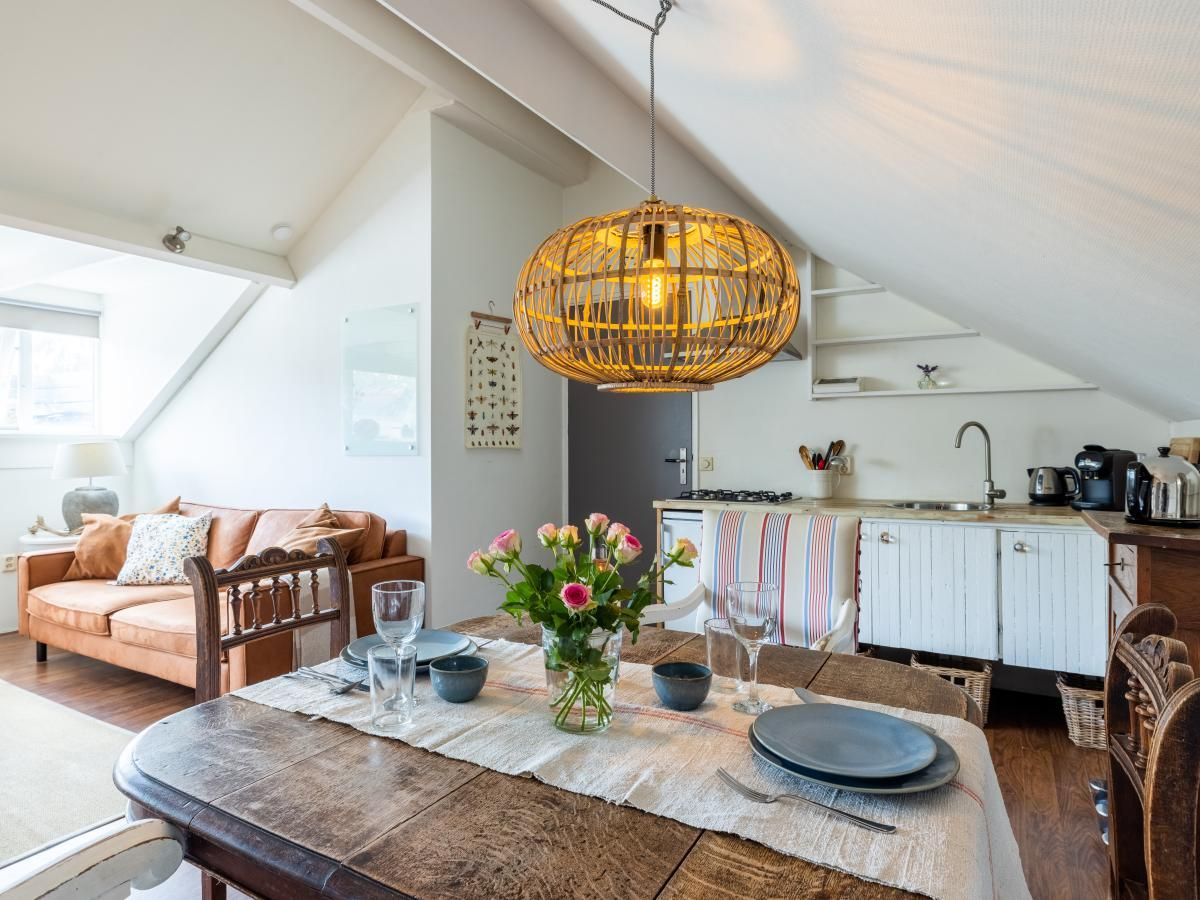 Gezellige binnenruimte van De Egelhut, een vakantiehuis in Bergen aan de Noordzeekust, Noord-Holland, met houten interieur en comfortabele zithoek.