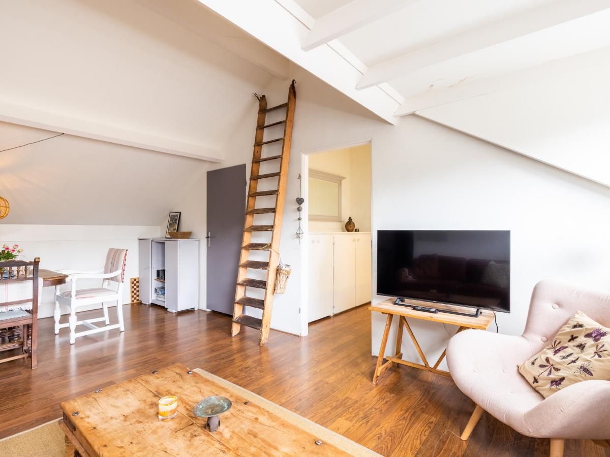 Geniet van het terras van De Egelhut, een charmant vakantiehuis in het groene Bergen, Noordzeekust, Noord-Holland.