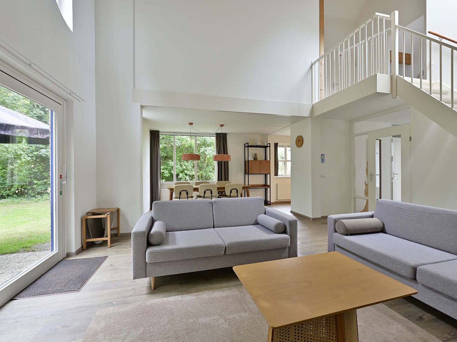 Ruime woonkamer met moderne inrichting in vakantiewoning Julianadorp aan Zee.