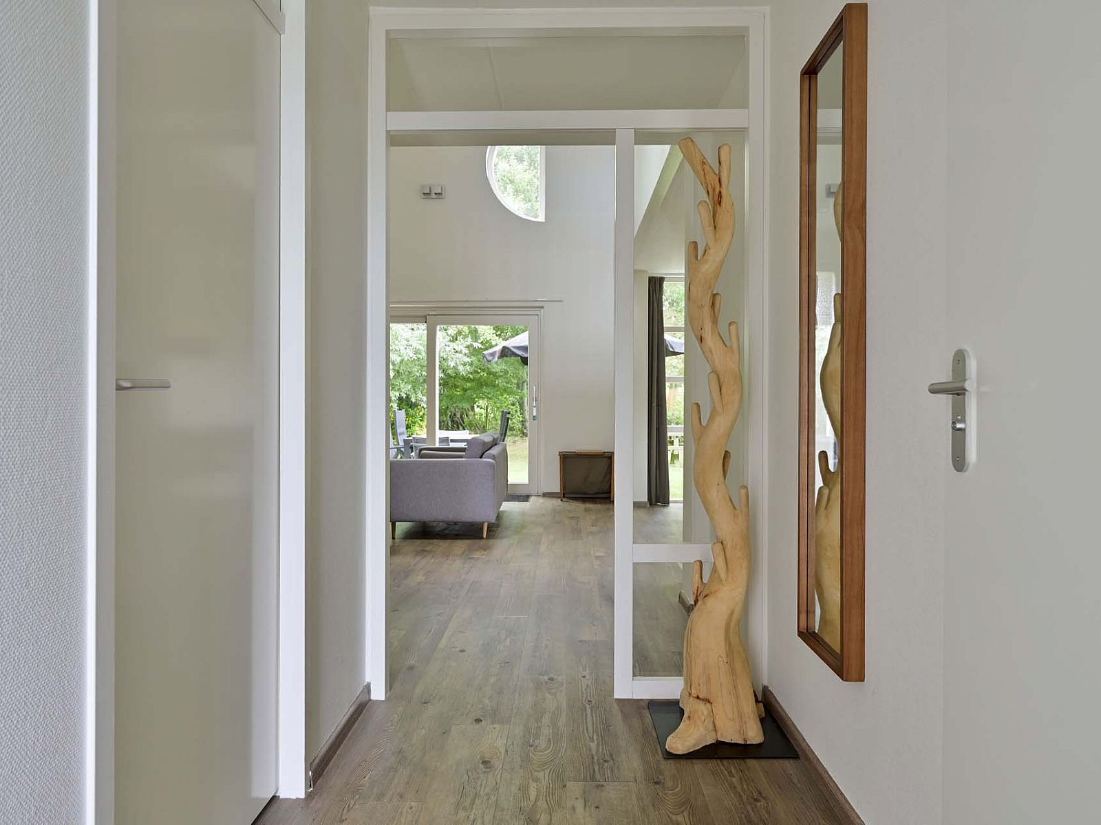 Entreehal met houten vloer in vakantiehuis Julianadorp aan Zee, Noord-Holland.