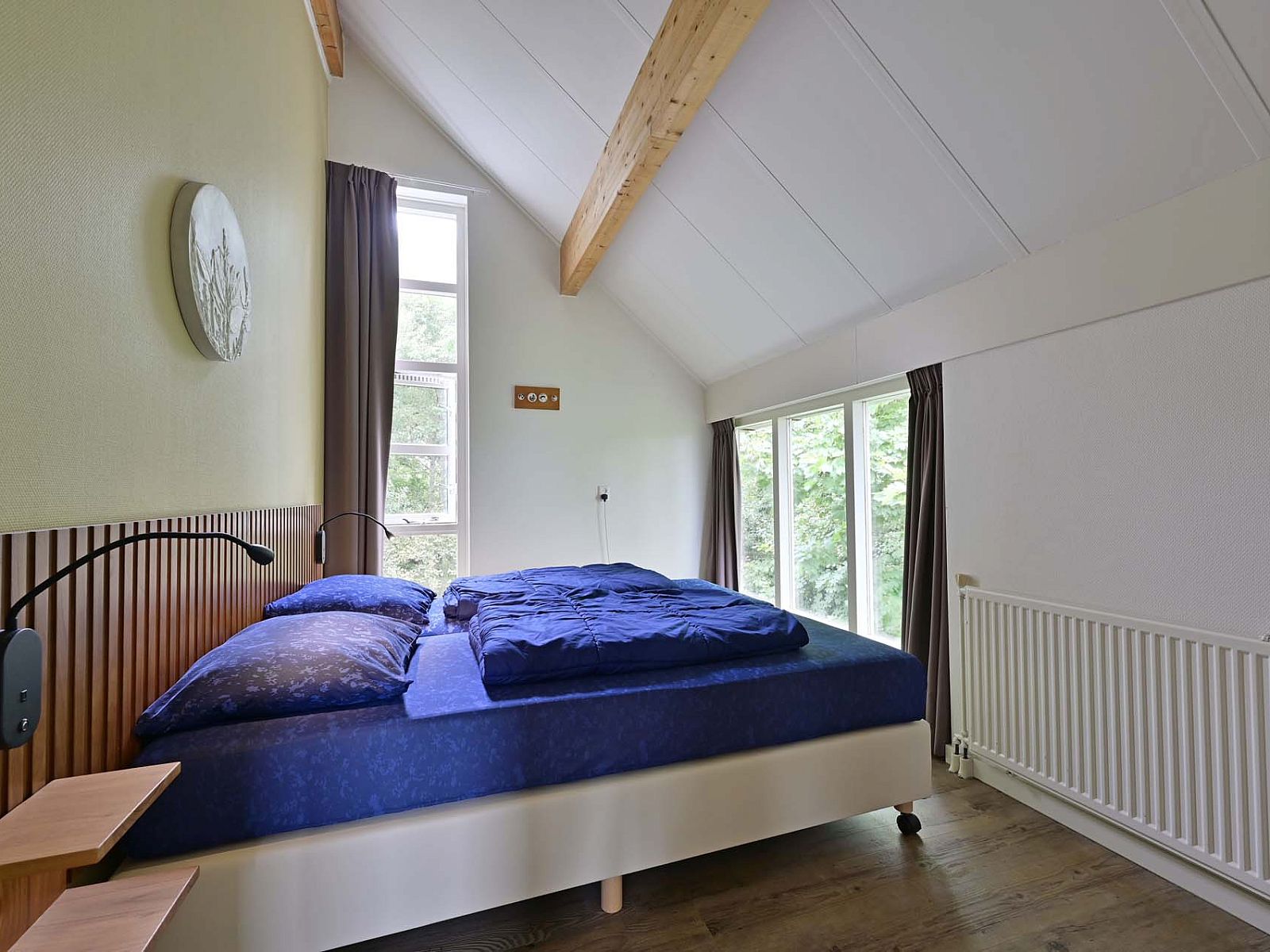 Slaapkamer met veel natuurlijk licht in vakantiehuis Julianadorp aan Zee.