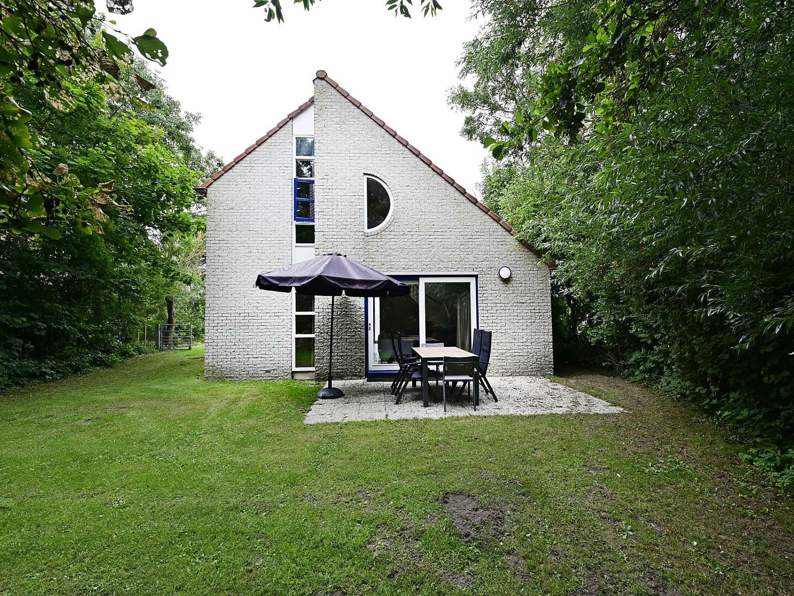 Terras met tuinmeubilair in vrijstaande woning Julianadorp aan Zee, Noord-Holland.