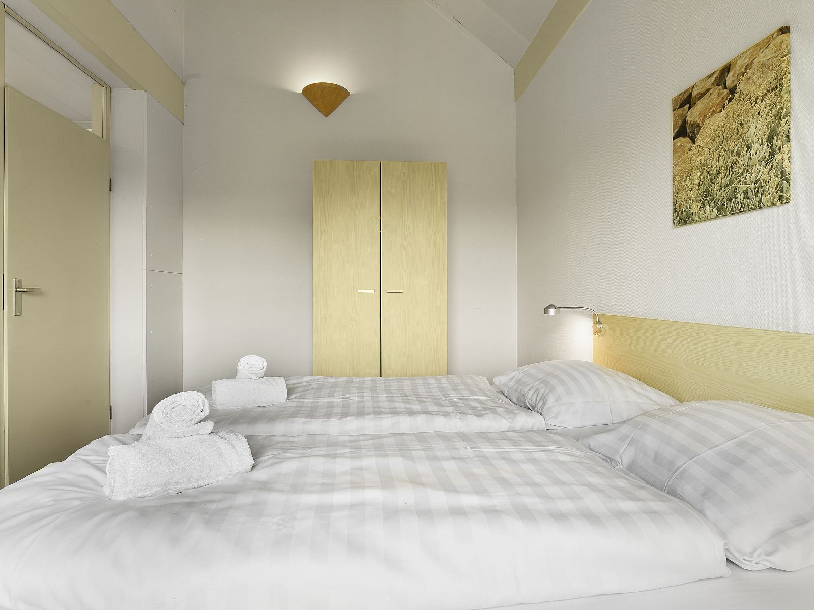 Guest house 454023 - Bungalow Noordzeekust - Beach Resort Ooghduyne | 6-persoons villa | 6D2