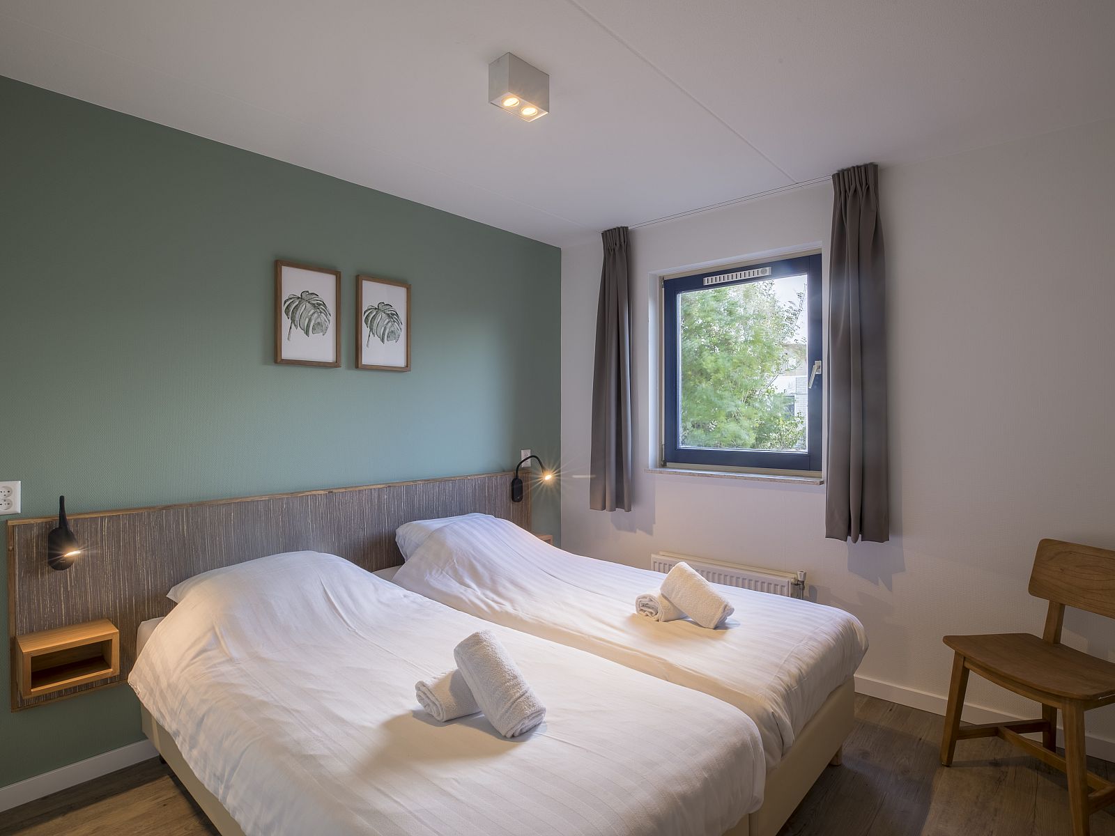 Modernes Wohnzimmer des Beach Resort Ooghduyne, 4-Personen-Villa fuer Hunde in Julianadorp aan Zee, Nordholland.