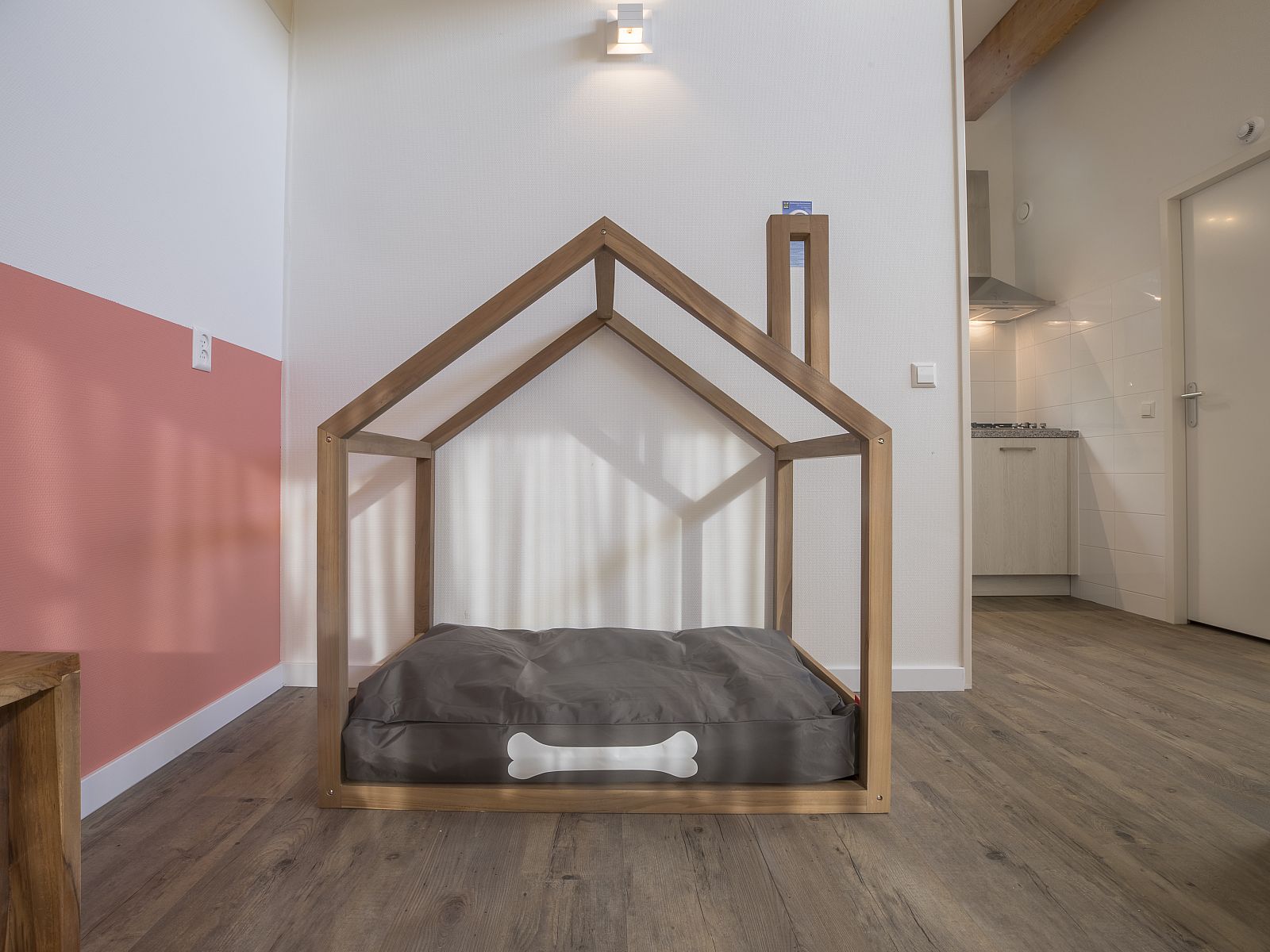 Helle Sitzecke im Beach Resort Ooghduyne, 4-Personen-Hundevilla in Julianadorp aan Zee, Nordholland.