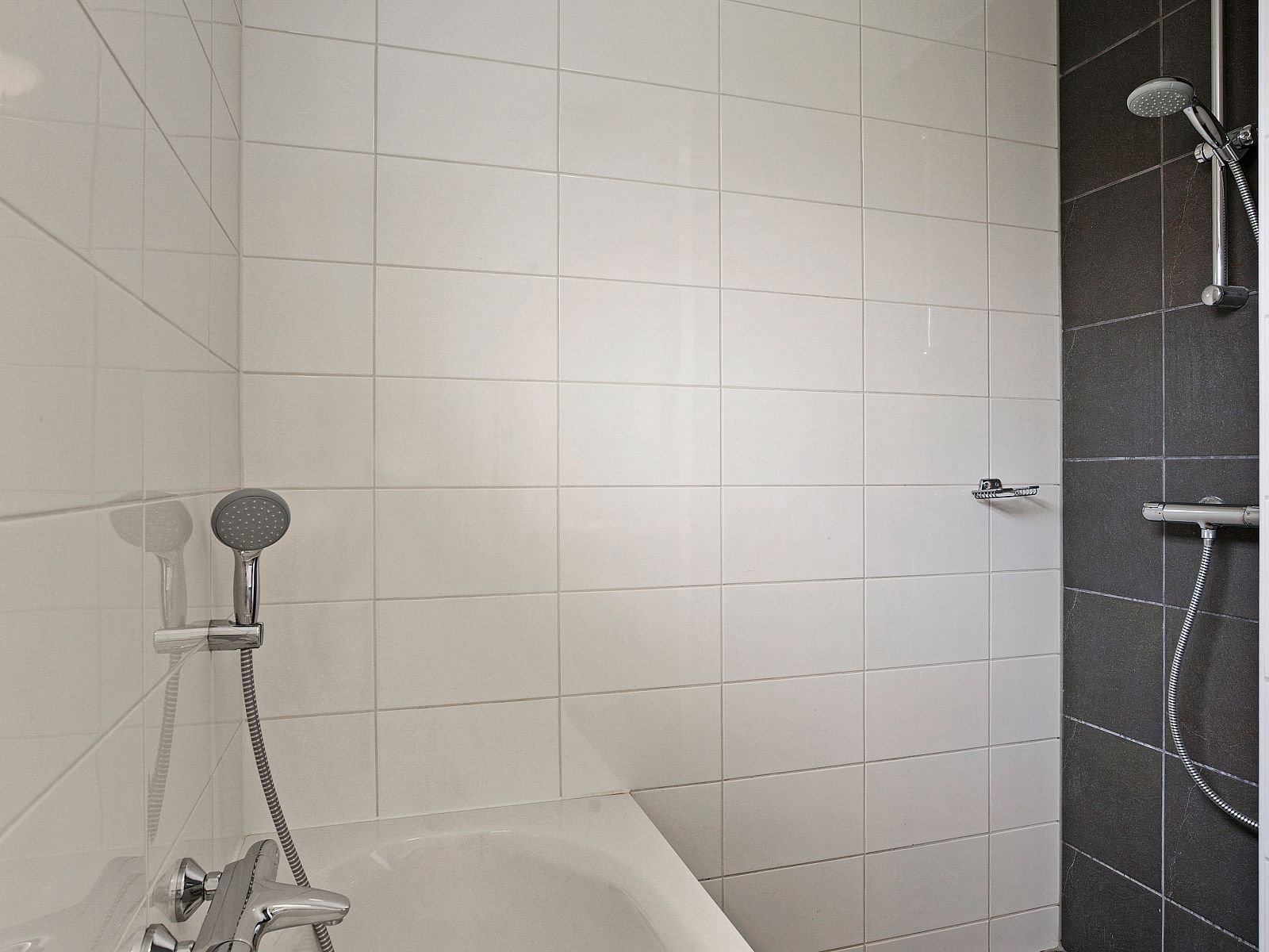 Aussenbereich mit Sitzgelegenheiten im Beach Resort Ooghduyne, 4-Personen-Hundevilla in Julianadorp aan Zee, Nordholland.