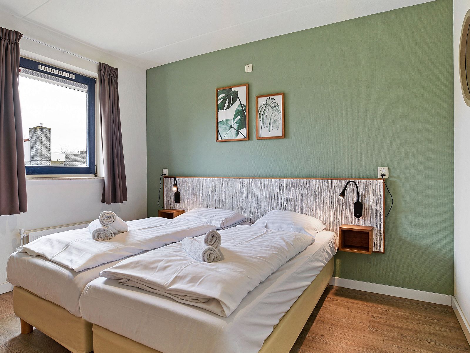 Hund im Gras im Beach Resort Ooghduyne, 4-Personen-Hundevilla in Julianadorp aan Zee, Nordseekueste.