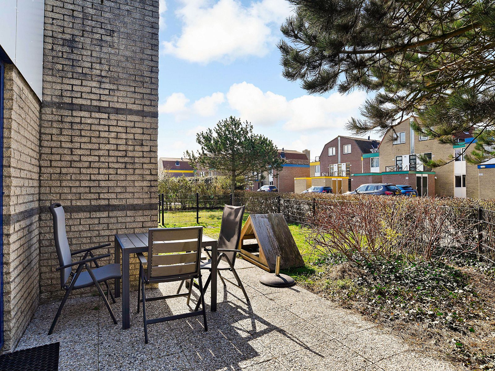 Aussenansicht des Beach Resort Ooghduyne, einer Villa fuer 4 Personen mit Hund in Julianadorp aan Zee, Nordholland.
