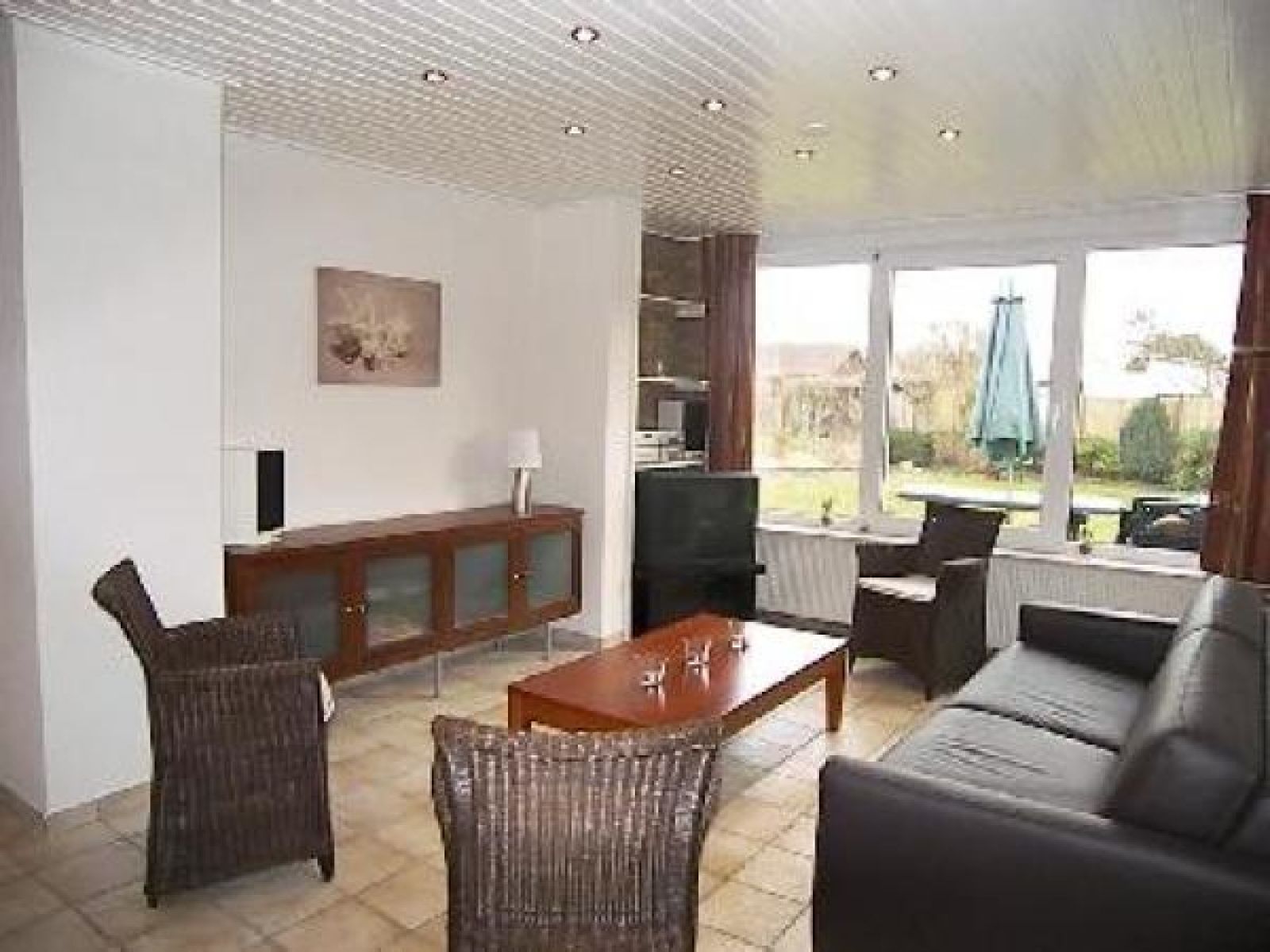 Beach and pavilion near vacation home NH080 in Julianadorp aan Zee, North Holland, ideal for relaxation on the North Sea coast.