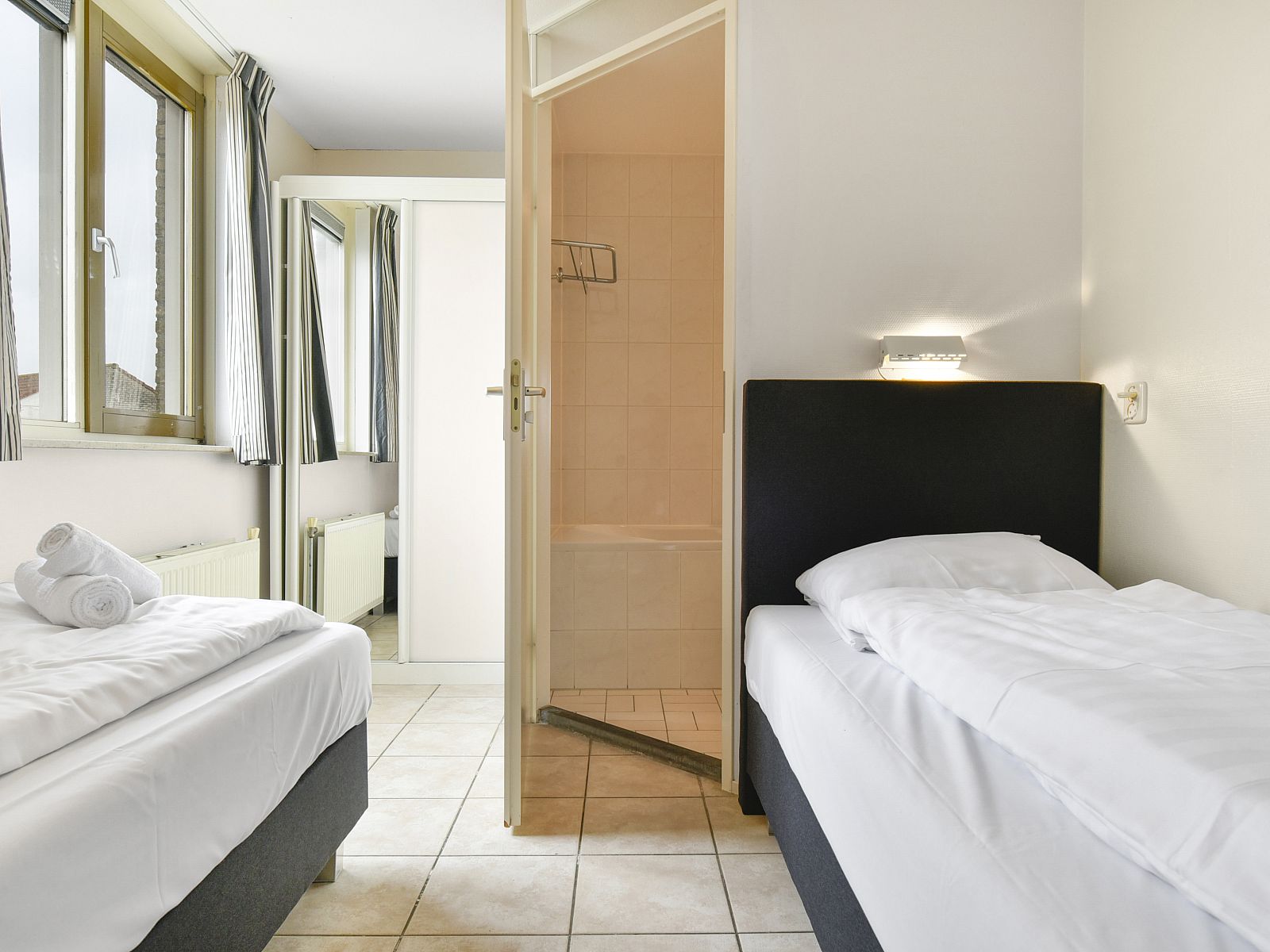 Guest house 454057 - Bungalow Noordzeekust - Beach Resort Ooghduyne | 4-persoons appartement | 4B1