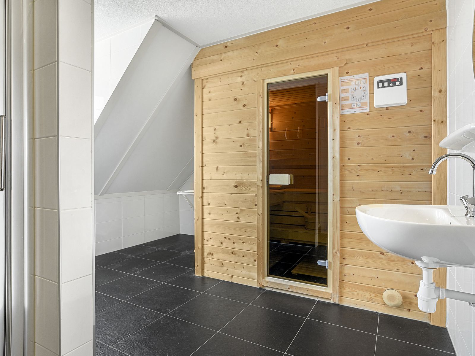 Guest house 454084 - Bungalow Noordzeekust - Beach Resort Ooghduyne | 10-persoons villa | 10L1