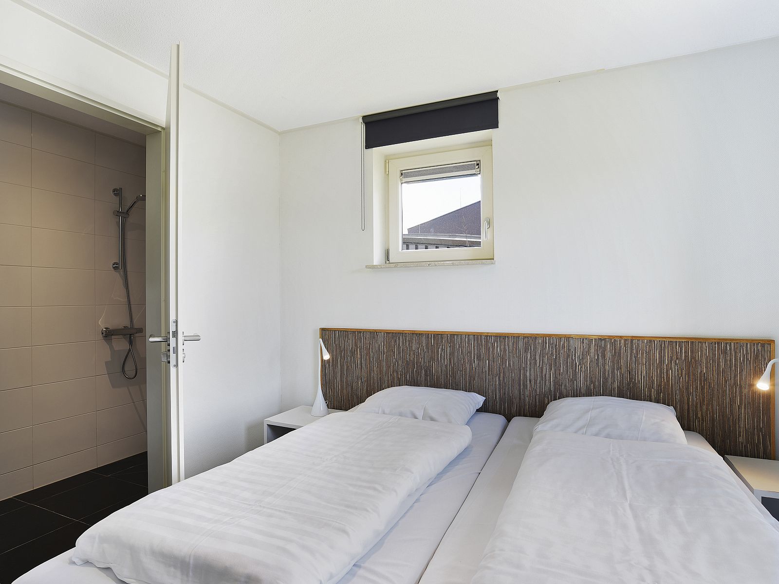 Guest house 454085 - Bungalow Noordzeekust - Beach Resort Ooghduyne | 12-persoons villa | 12C