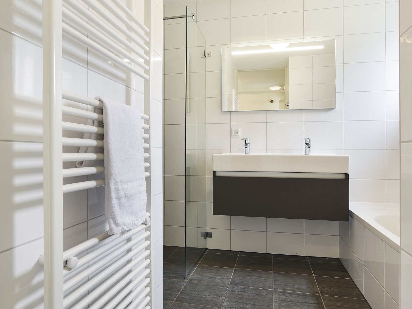 Guest house 454087 - Bungalow Noordzeekust - Beach Resort Ooghduyne | 6-persoons villa | 6C2