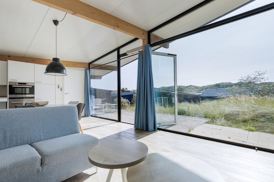 Helles Wohnzimmer des Sea House Special Ferienhauses in Overveen mit Blick auf die Duenen an der Nordseekueste, Nordholland.