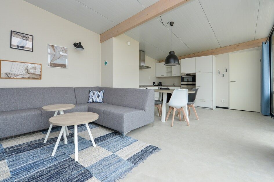 Modernes Indoor Sea House Spezielles Ferienhaus in Overveen, Nordseekueste, mit stilvollem Wohnzimmer und voll ausgestatteter Kueche.