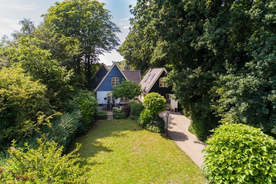 Casa Allegria in Bergen, Noord-Holland, vakantiehuis met weelderige tuin en groene omgeving aan de Noordzeekust.