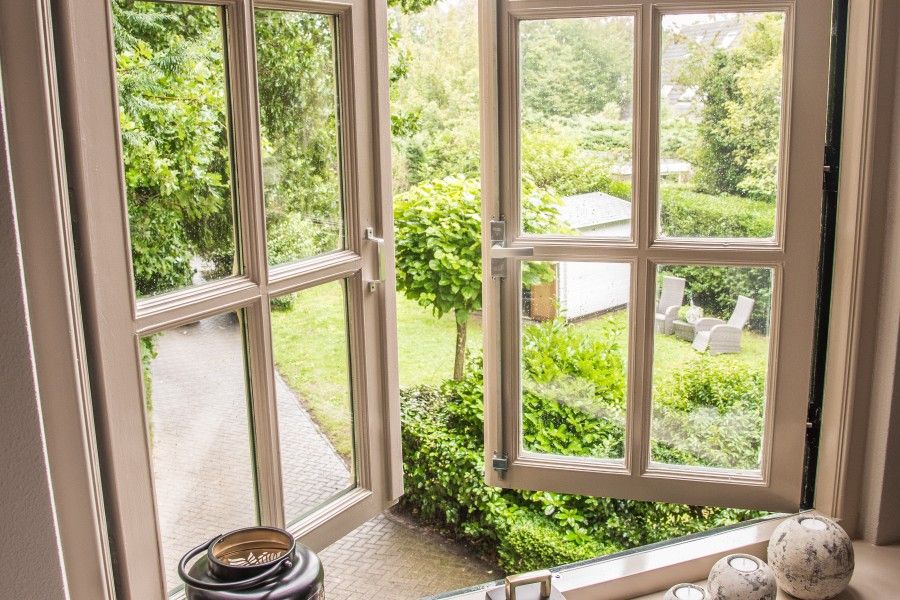 Uitzicht op de groene tuin vanuit Casa Allegria, Bergen, vakantiehuis aan de Noordzeekust in Noord-Holland.