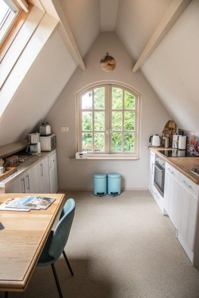 Moderne keuken in Casa Allegria, Bergen, Noord-Holland, met ruime opzet en veel natuurlijk licht voor een comfortabel verblijf.