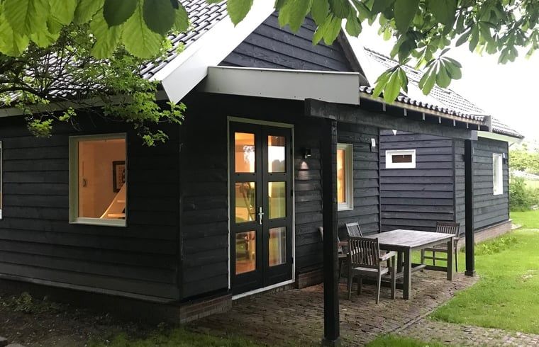 Charming vacation home in Andijk with cozy veranda, ideal for a relaxing stay at the IJsselmeer coast.