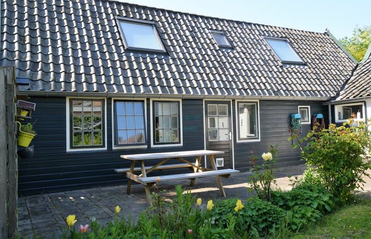 Terras met picknicktafel bij Vakantiehuis in Andijk, ideaal voor buiten dineren, gelegen aan de IJsselmeerkust in Noord-Holland.