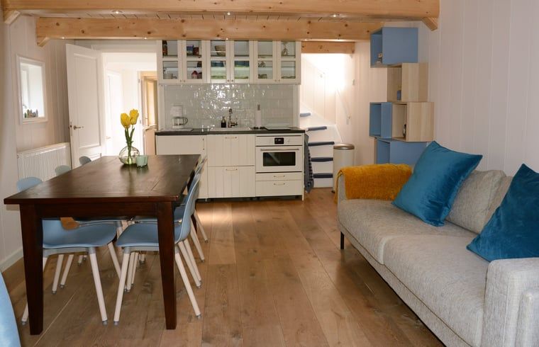 Gezellige binnenruimte van Vakantiehuis in Andijk met open keuken en eetgedeelte, vlakbij de IJsselmeerkust in Noord-Holland.