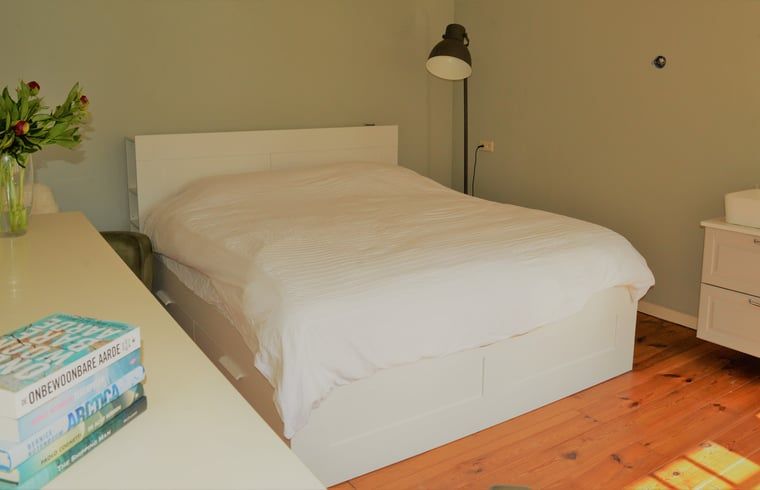 Slaapkamer met tweepersoonsbed in Vakantiehuis in Andijk, perfect voor rust en ontspanning aan de IJsselmeerkust in Noord-Holland.