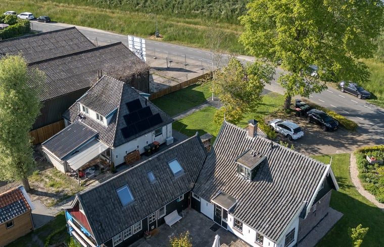 Overzicht van het terrein van Vakantiehuis in Andijk, met nabijgelegen wegen en groene omgeving aan de IJsselmeerkust in Noord-Holland.