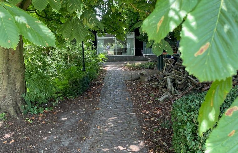 Gruener Eingang zum Ferienhaus in Andijk, an der IJsselmeerkueste in Nordholland gelegen, umgeben von Natur und Stille.