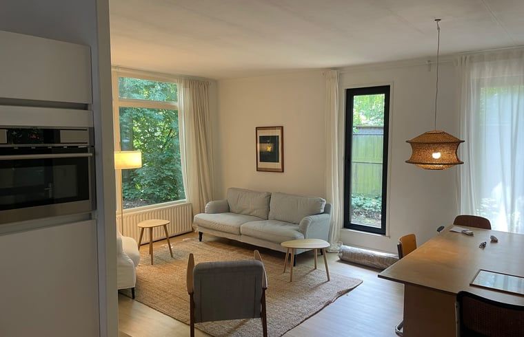 Gemuetliches Wohnzimmer des Ferienhauses in Andijk, Nordholland, mit moderner Einrichtung und viel natuerlichem Licht.