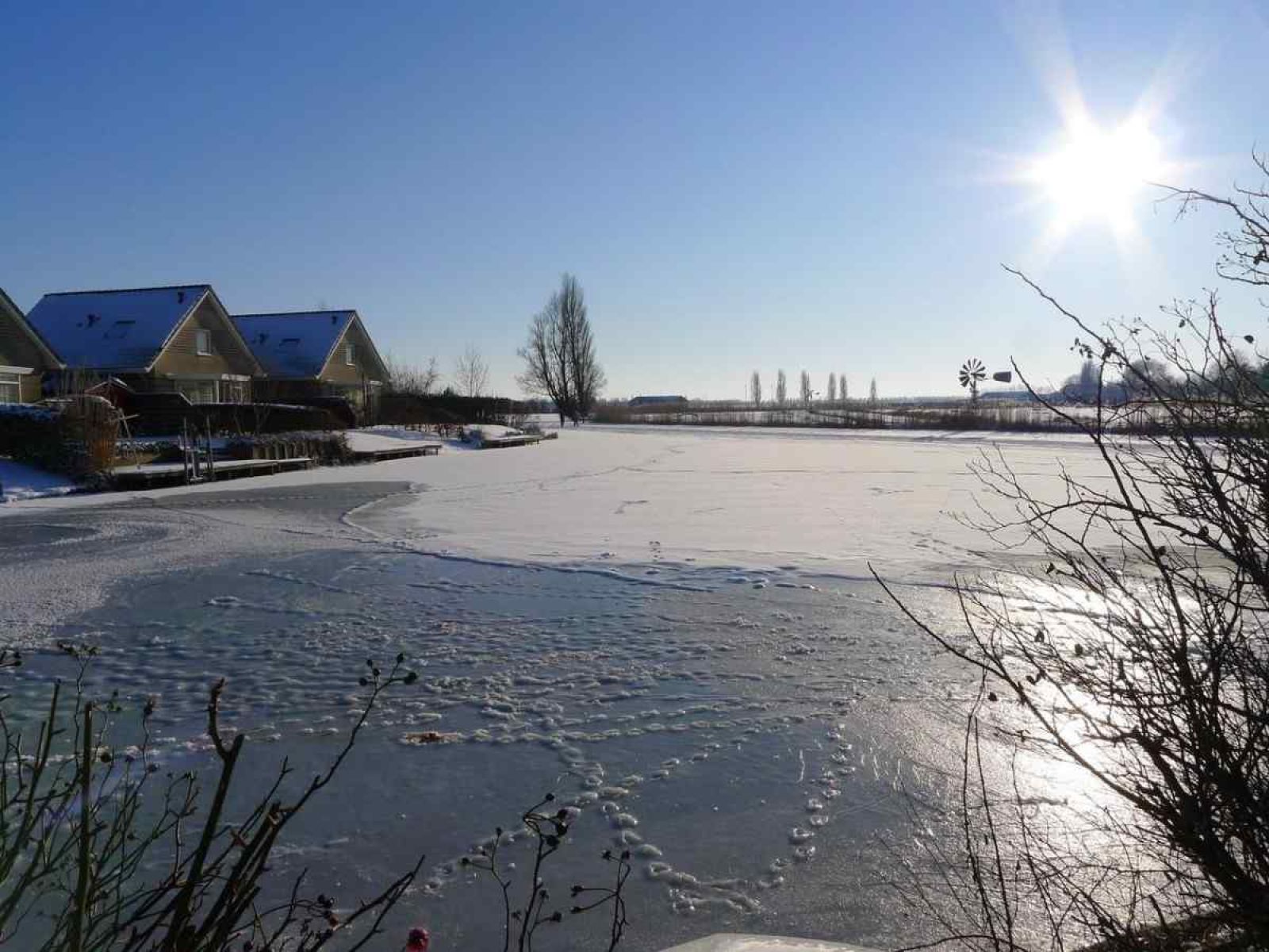 Rustikaler Garten- und Wasserblick vom Ferienhaus NH251 in Medemblik, Nordholland.