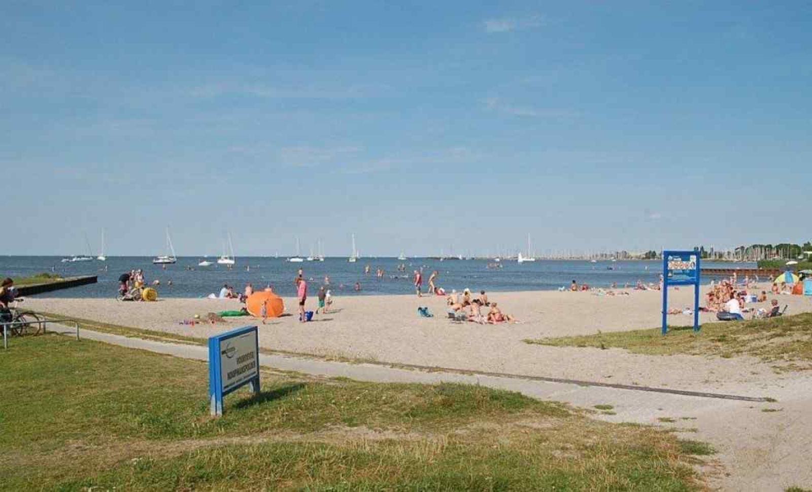 Moderne Einrichtungen in der Naehe des Ferienhauses NH251 in Medemblik, IJsselmeerkueste, Nordholland.